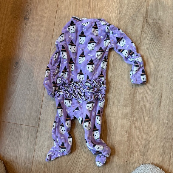 Organic Waffle Ruffle Zip Footie Spooky Skeleton - Picture 5 of 6